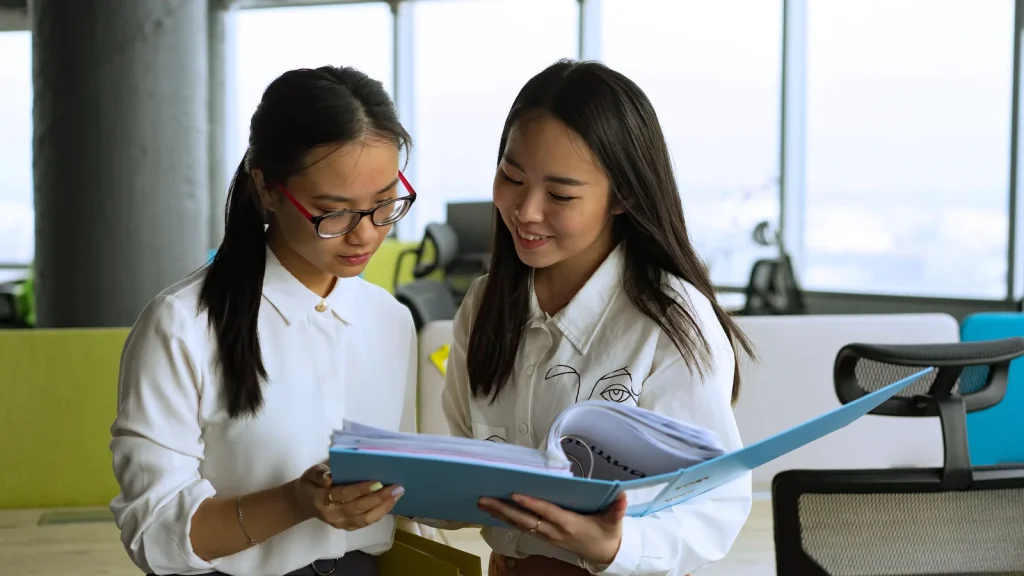 Ảnh minh họa: hai đồng nghiệp cùng xem tài liệu