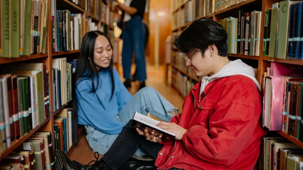 Ảnh minh họa: hai học viên cùng đọc sách và trao đổi
