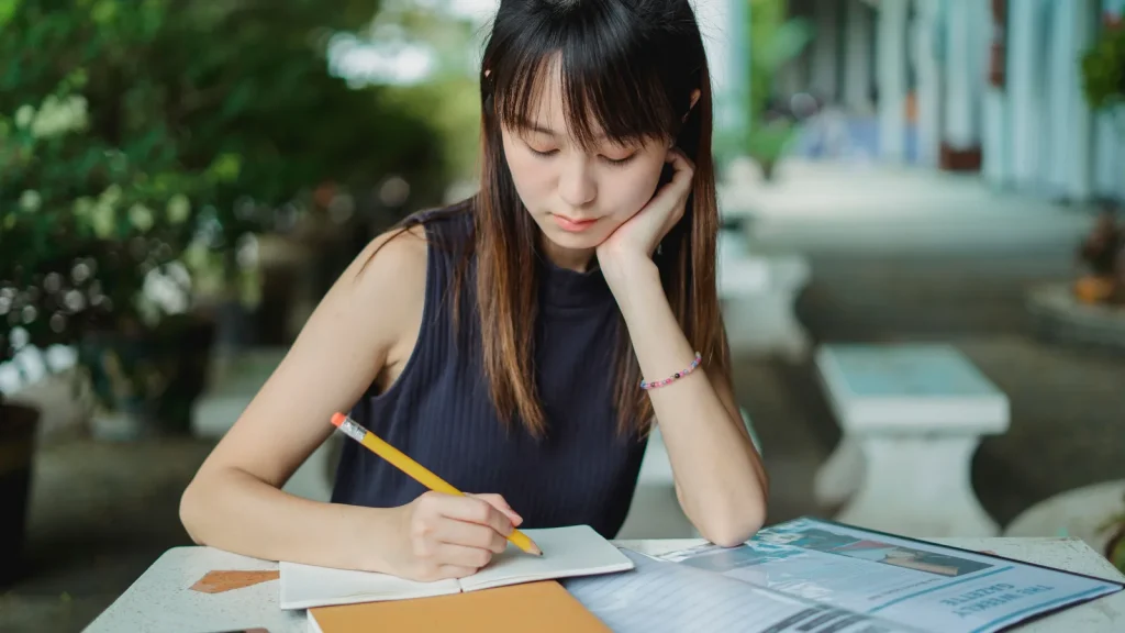 Ảnh minh họa: một học viên đang làm bài tại bàn học