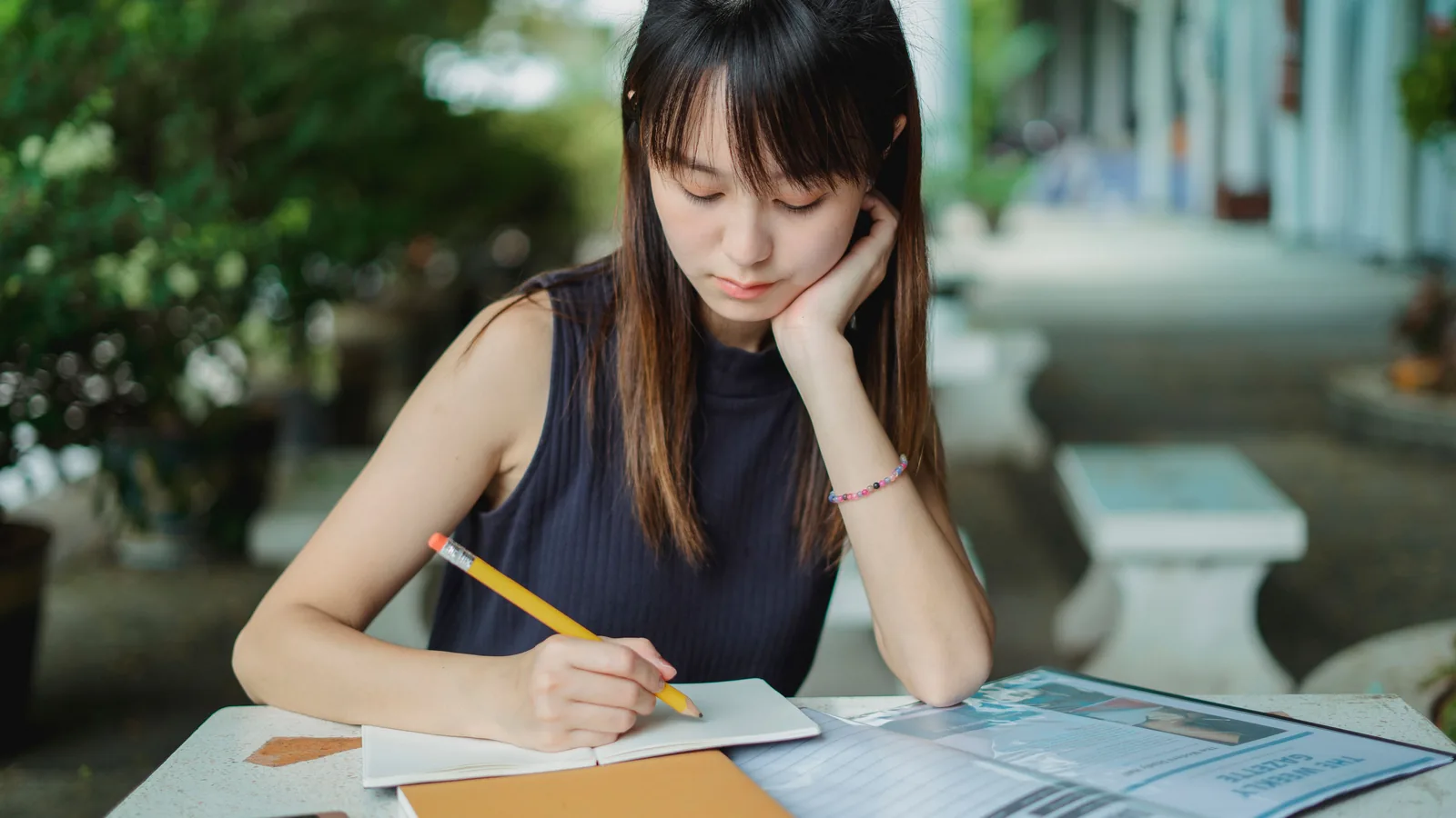 Ảnh minh họa: một học viên đang làm bài tại bàn học