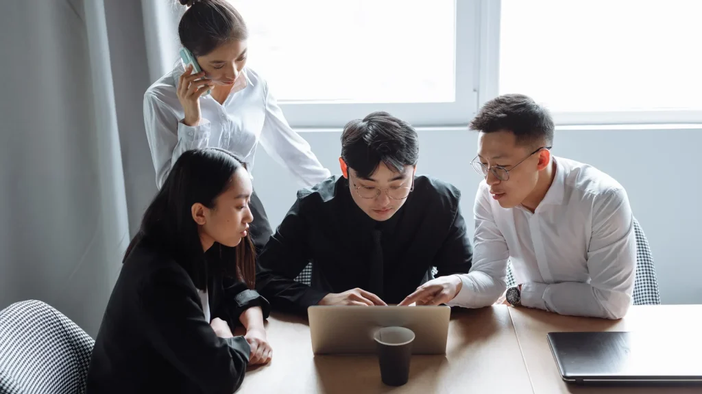 Ảnh minh họa: một nhóm đồng nghiệp cùng làm việc trong văn phòng